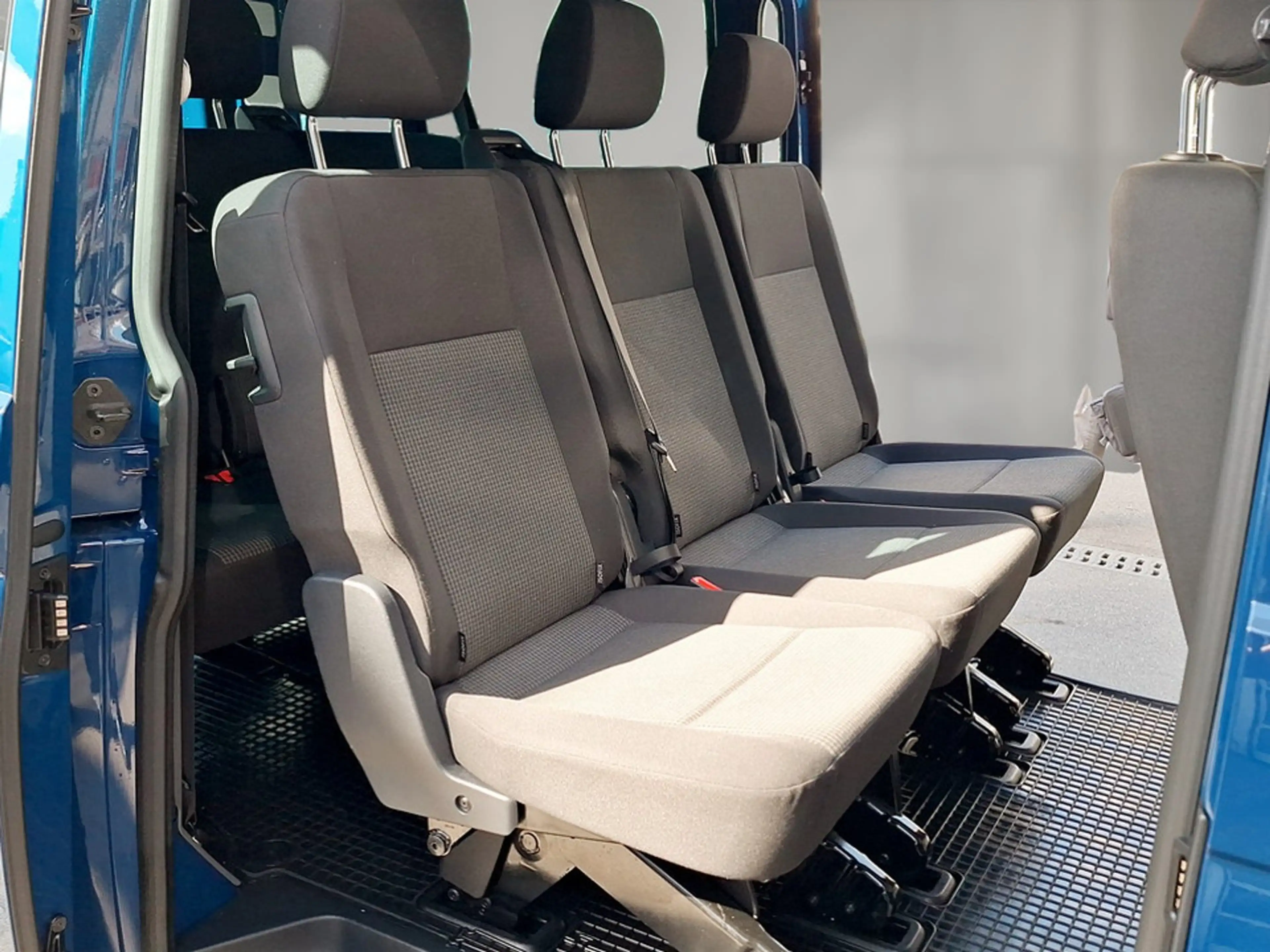 Volkswagen T6.1 Transporter Kombi LR TDI 4MOTION — photo 14