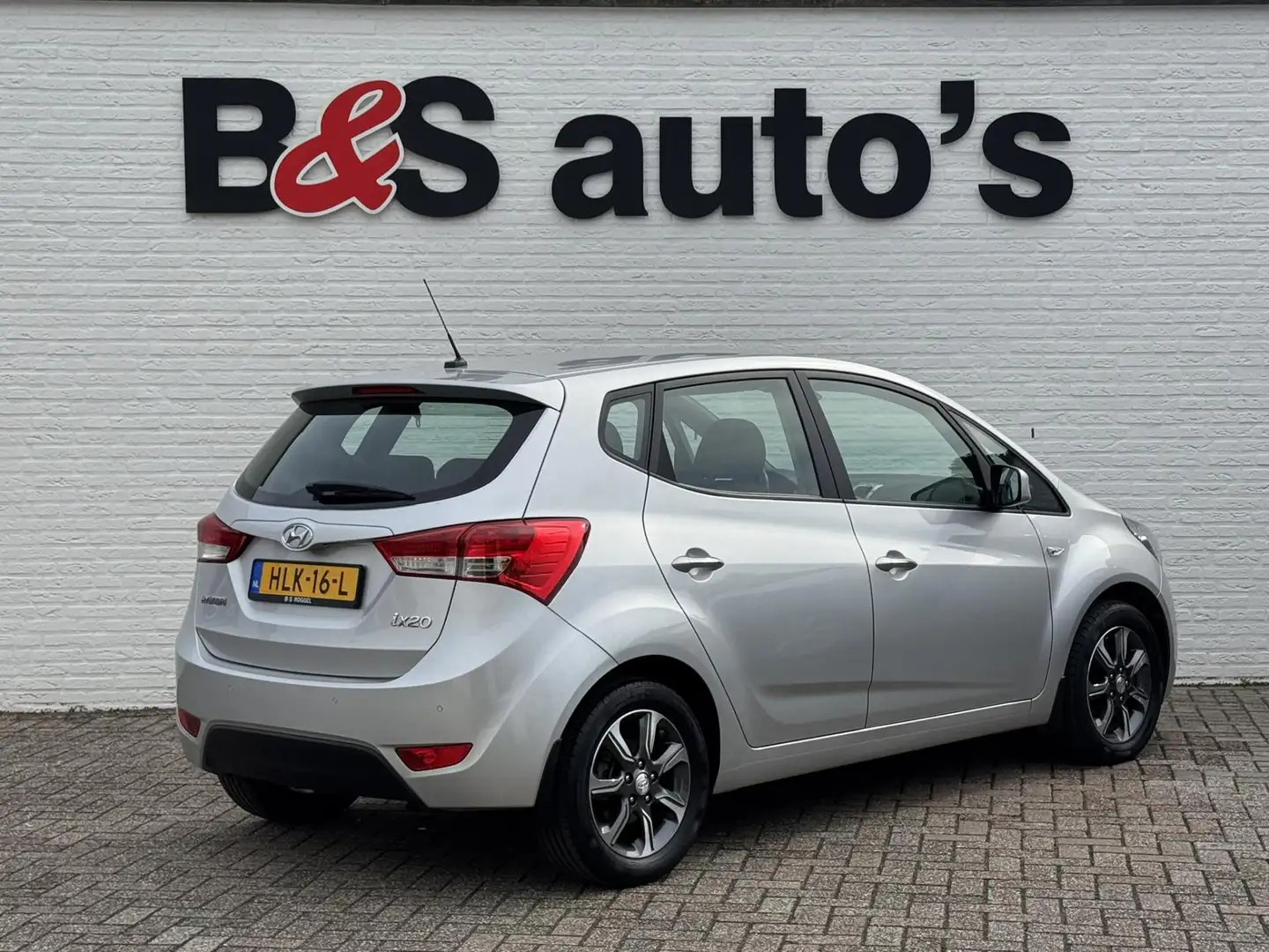 Hyundai iX20 1.6i Go! Automaat Parkeer sensoren Clima Cruise St Grijs - 2