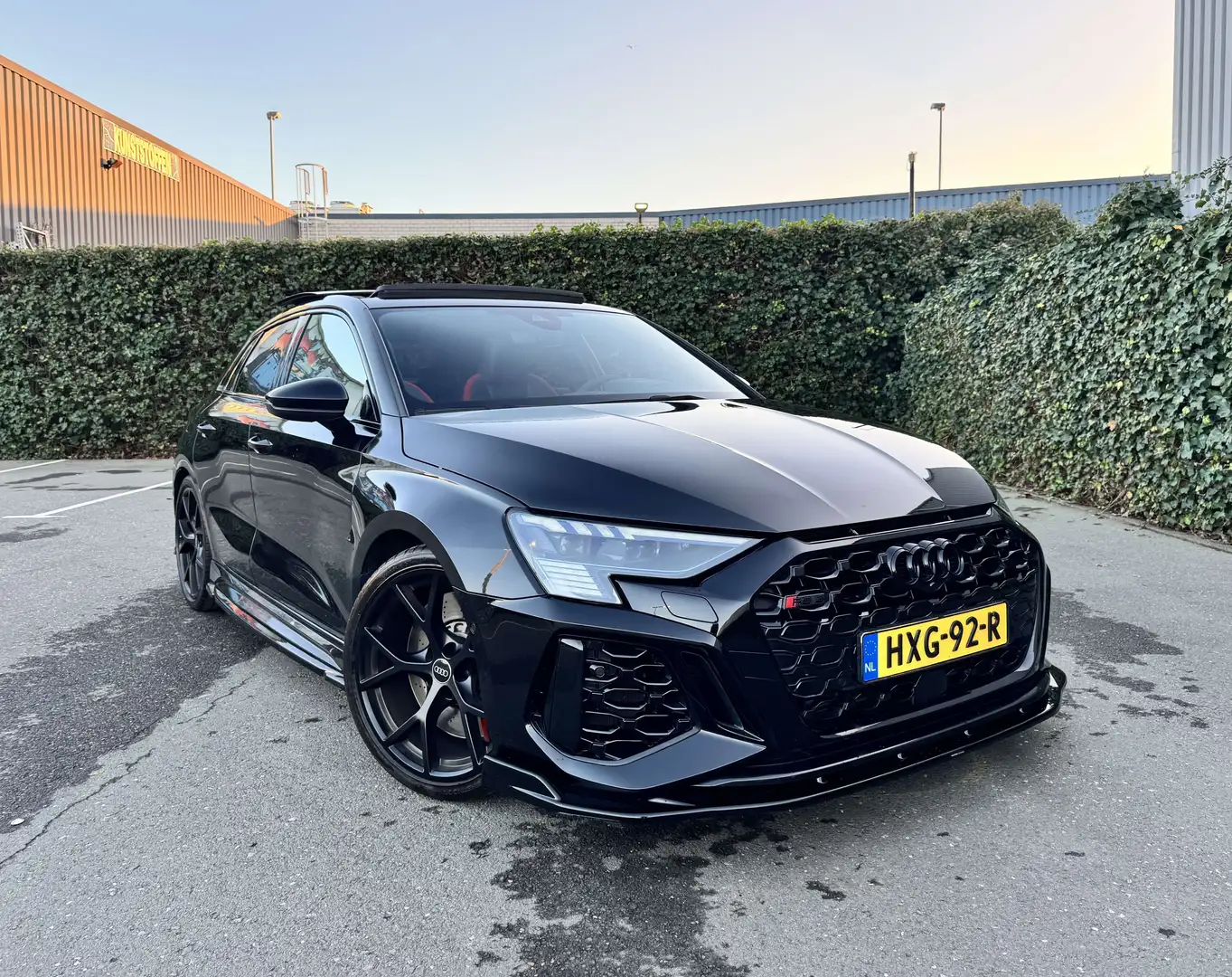 Audi RS3 Audi A3 RS3 Tfsi 400pk S-tronic Quattro 2022 Zwart Zwart - 1
