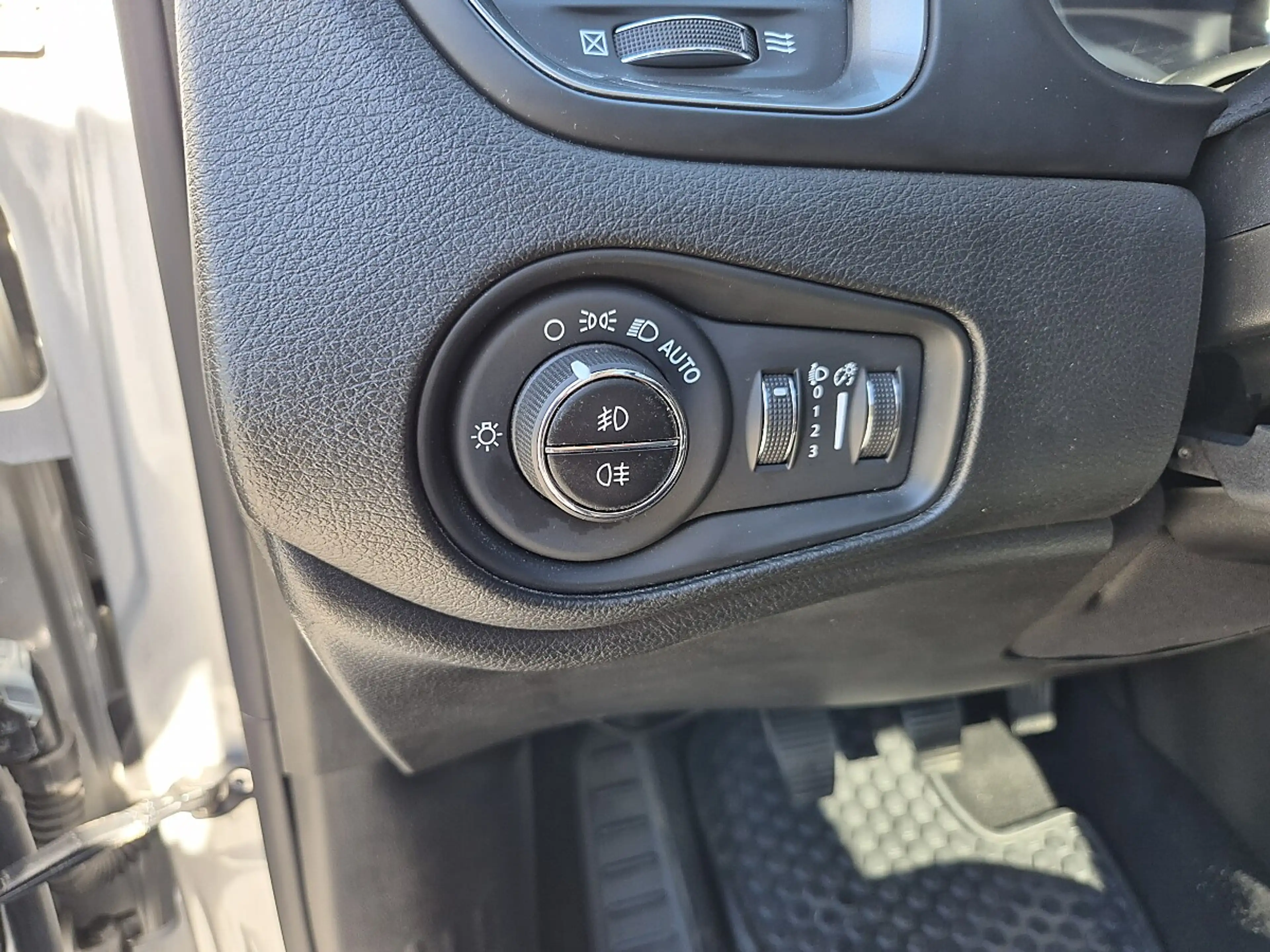 Jeep Renegade 2,0 MultiJet II AWD 6MT 140 Limited — photo 13