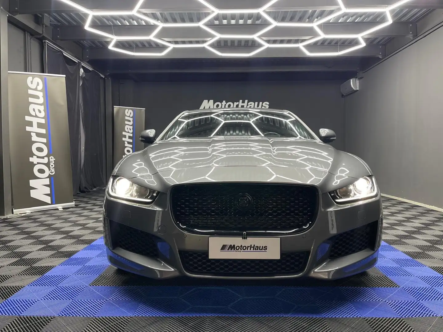 Jaguar XE 2.0 R-Sport 240cv auto Grigio - 2