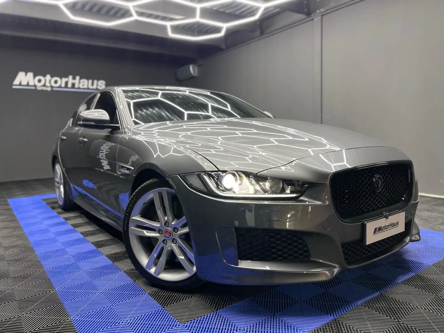 Jaguar XE 2.0 R-Sport 240cv auto Grigio - 1