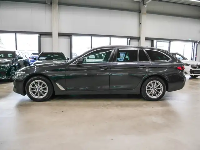 BMW 5 Series view 4