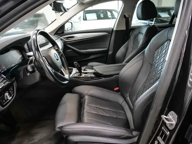 BMW 5 Series view 8