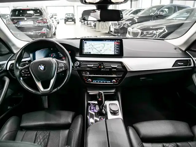 BMW 5 Series view 11