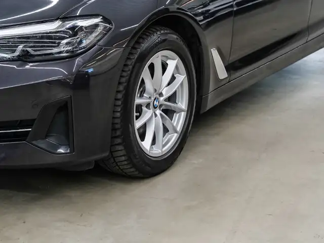 BMW 5 Series view 6