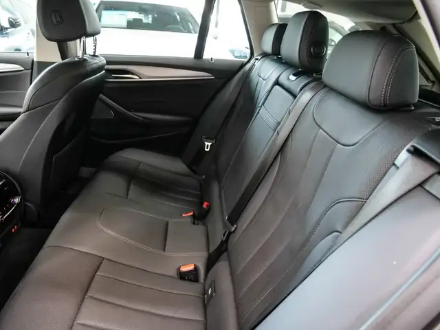 BMW 5 Series view 10