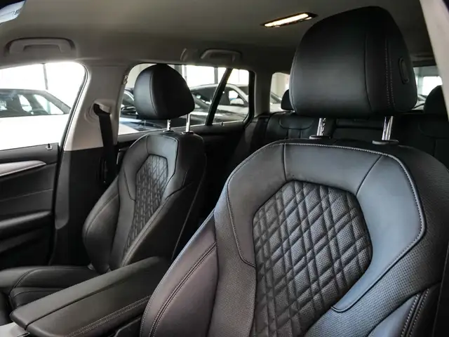 BMW 5 Series view 9