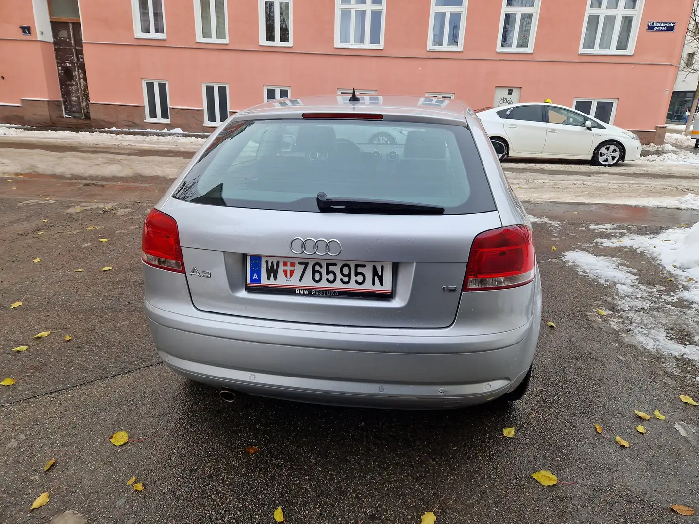 Audi A3 A3 1,6 Attraction Aut. Silber - 2