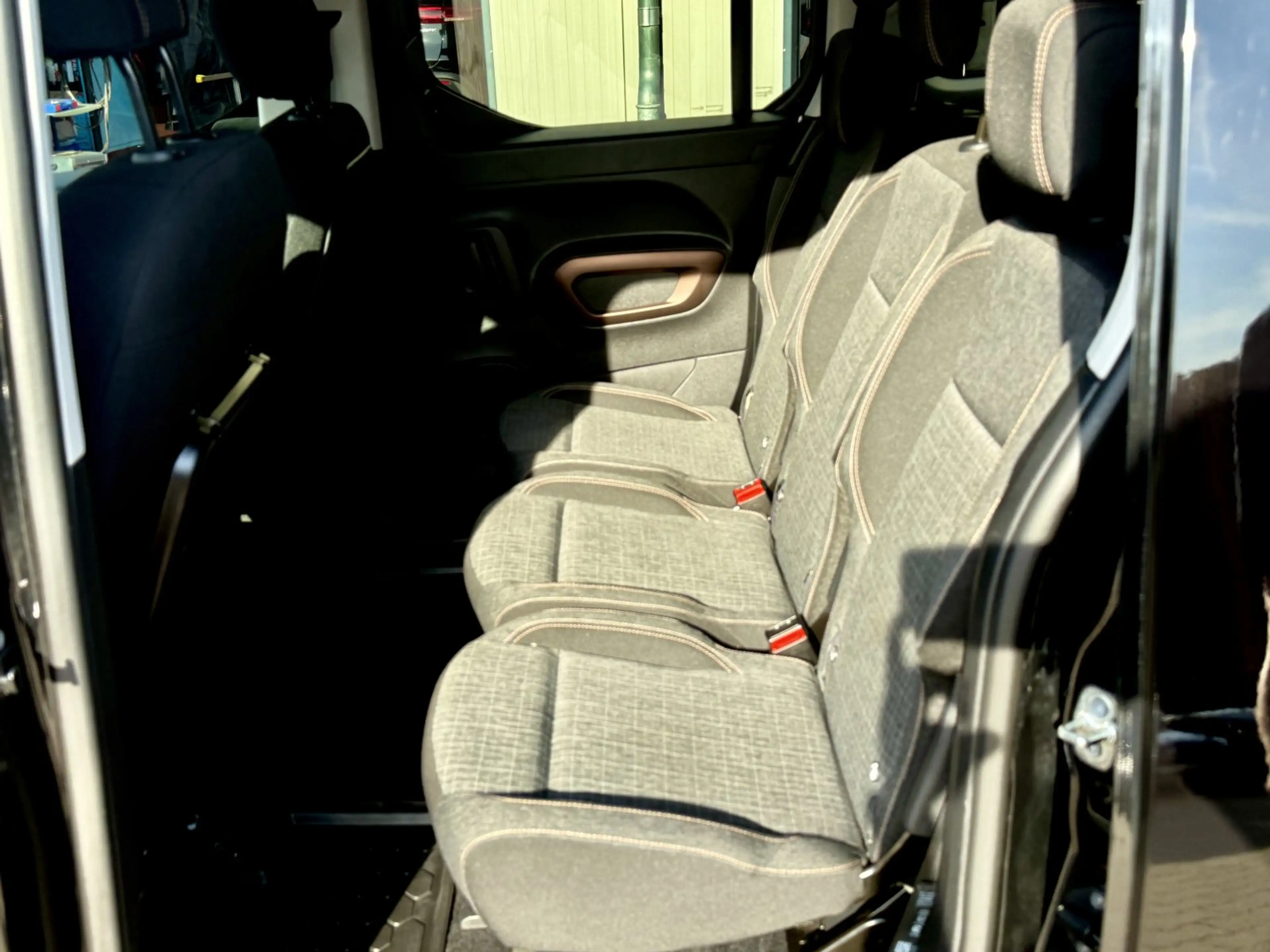 Peugeot Rifter 1,5 HDI GT-Line 7- Sitzer-RFK-NAVI-SHZ-AHK — photo 7