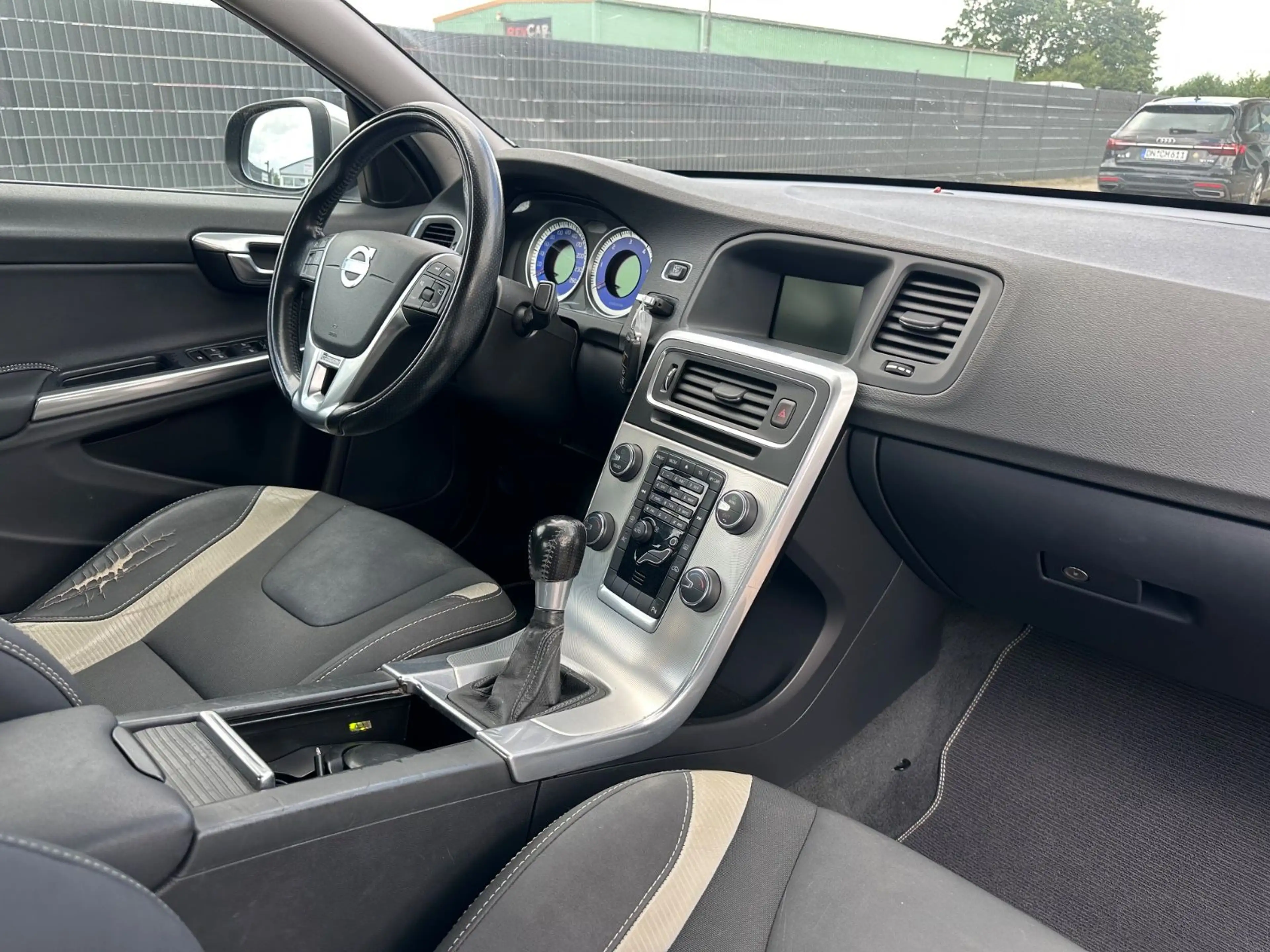 Volvo S60 Lim. R-Design — photo 10