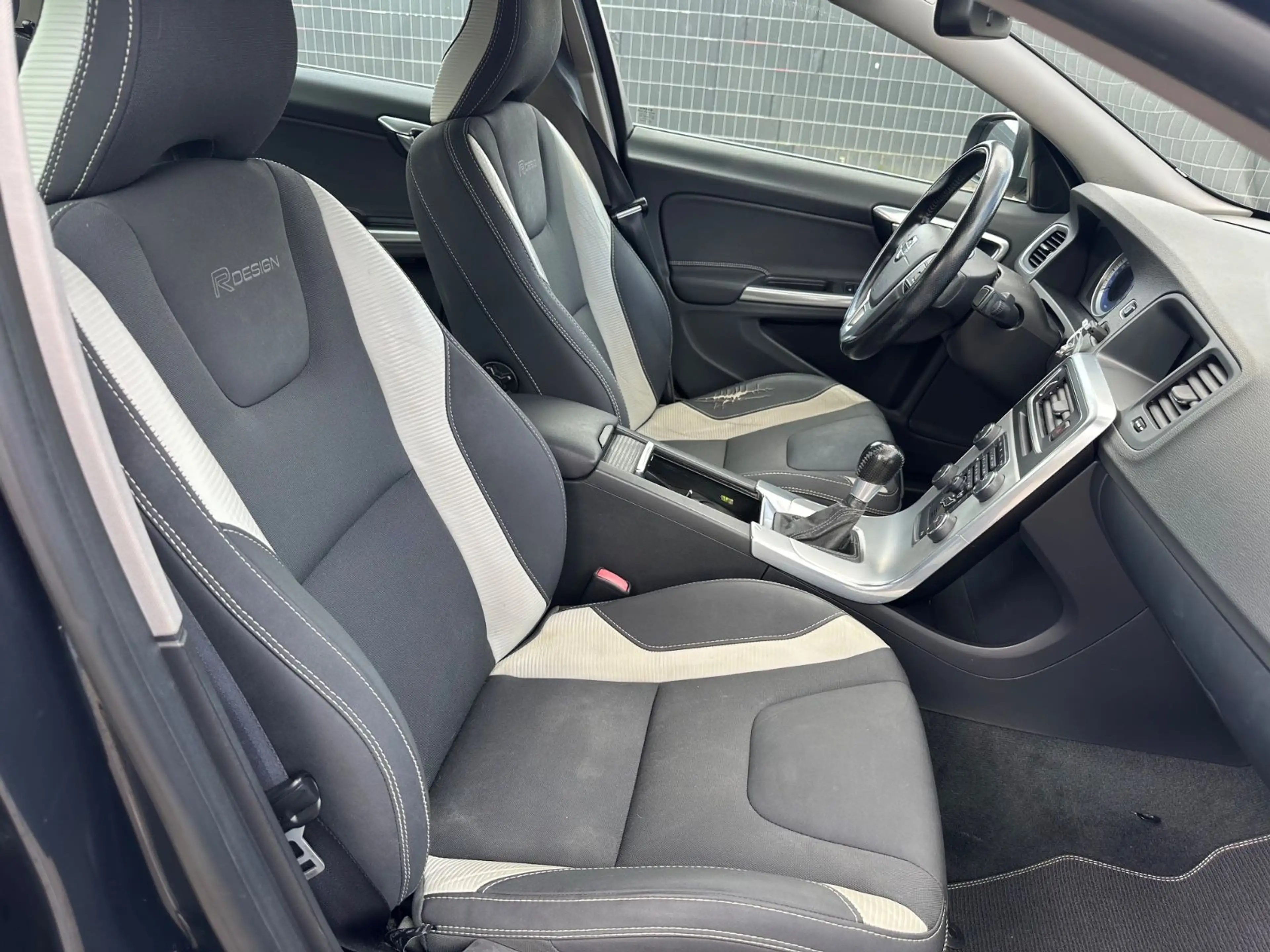 Volvo S60 Lim. R-Design — photo 13