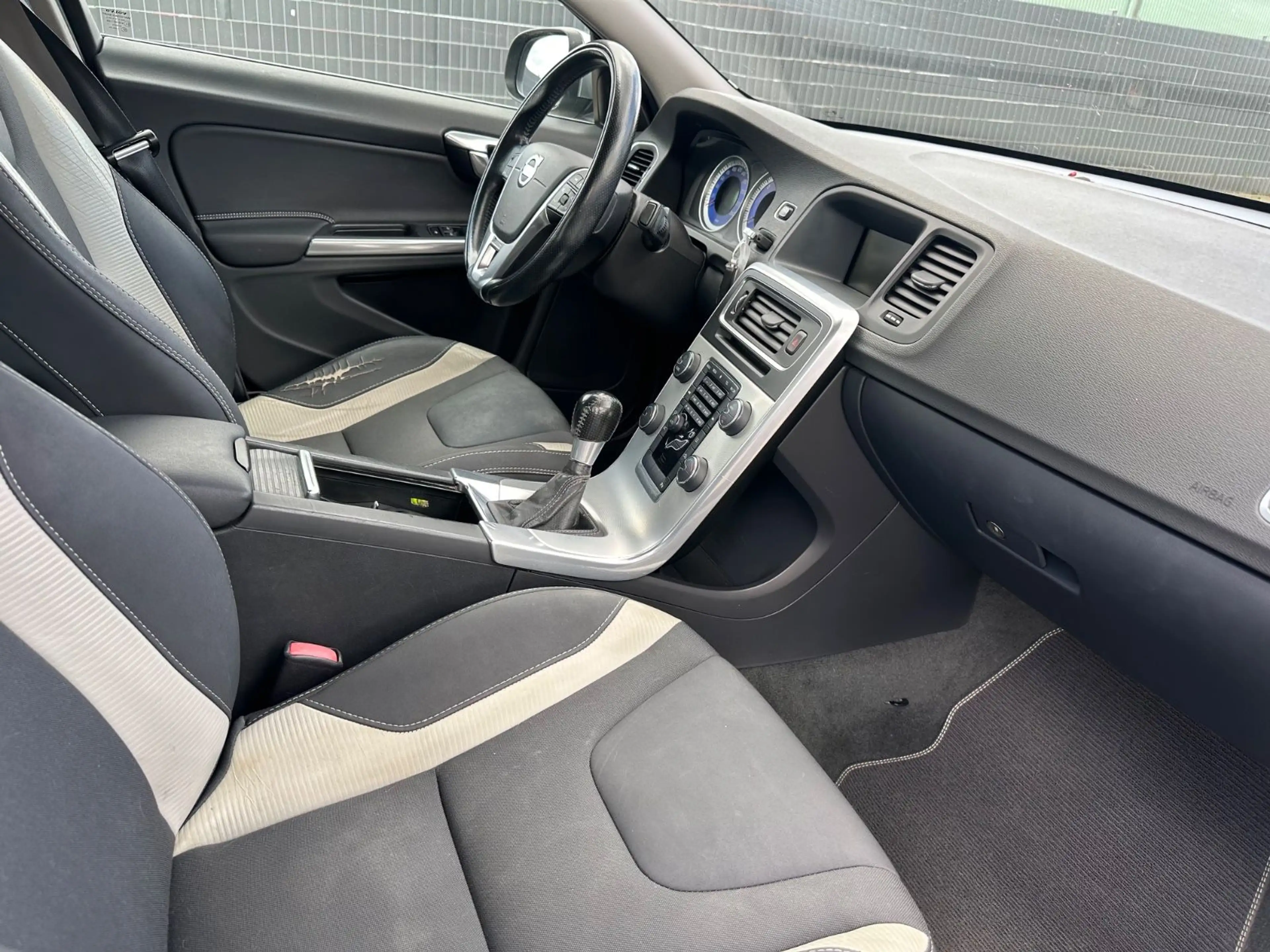 Volvo S60 Lim. R-Design — photo 12