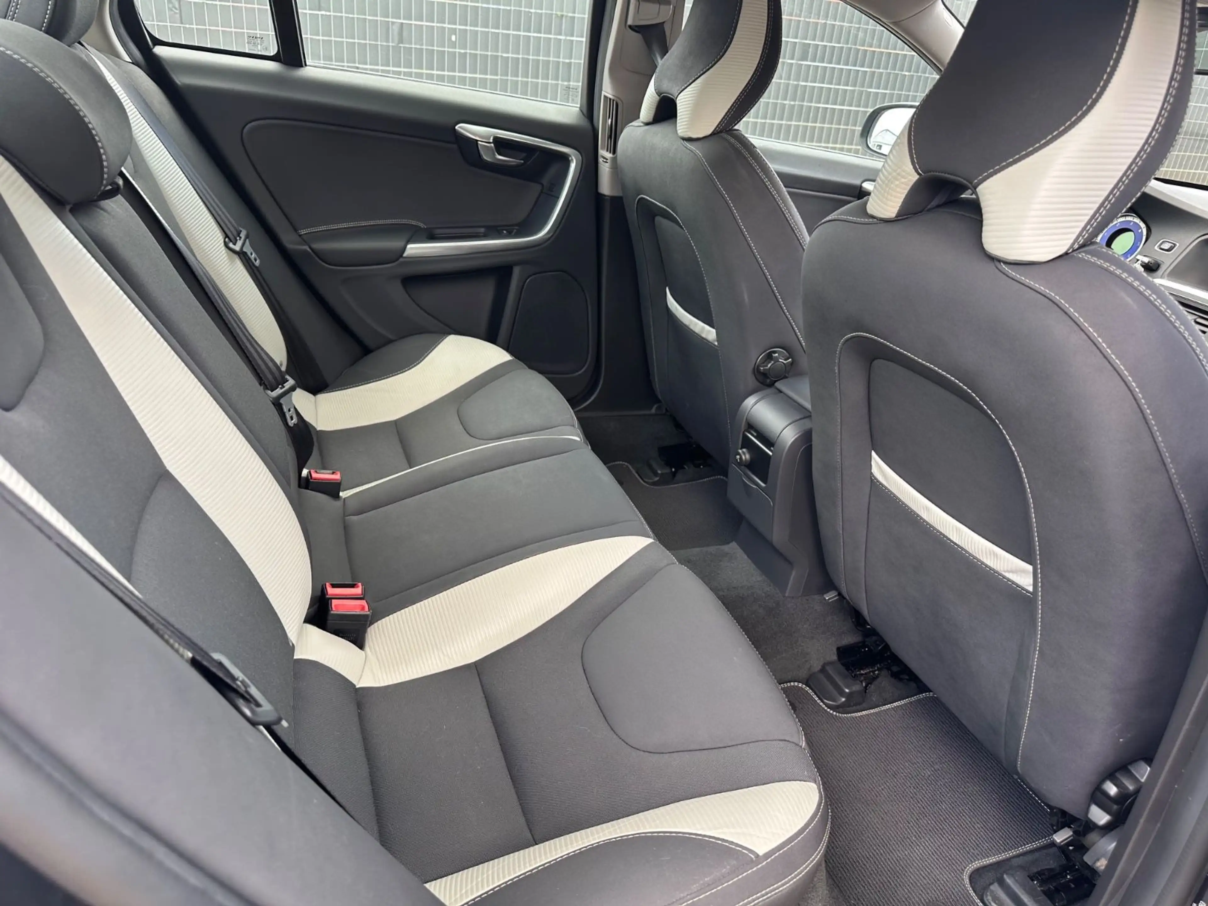 Volvo S60 Lim. R-Design — photo 11