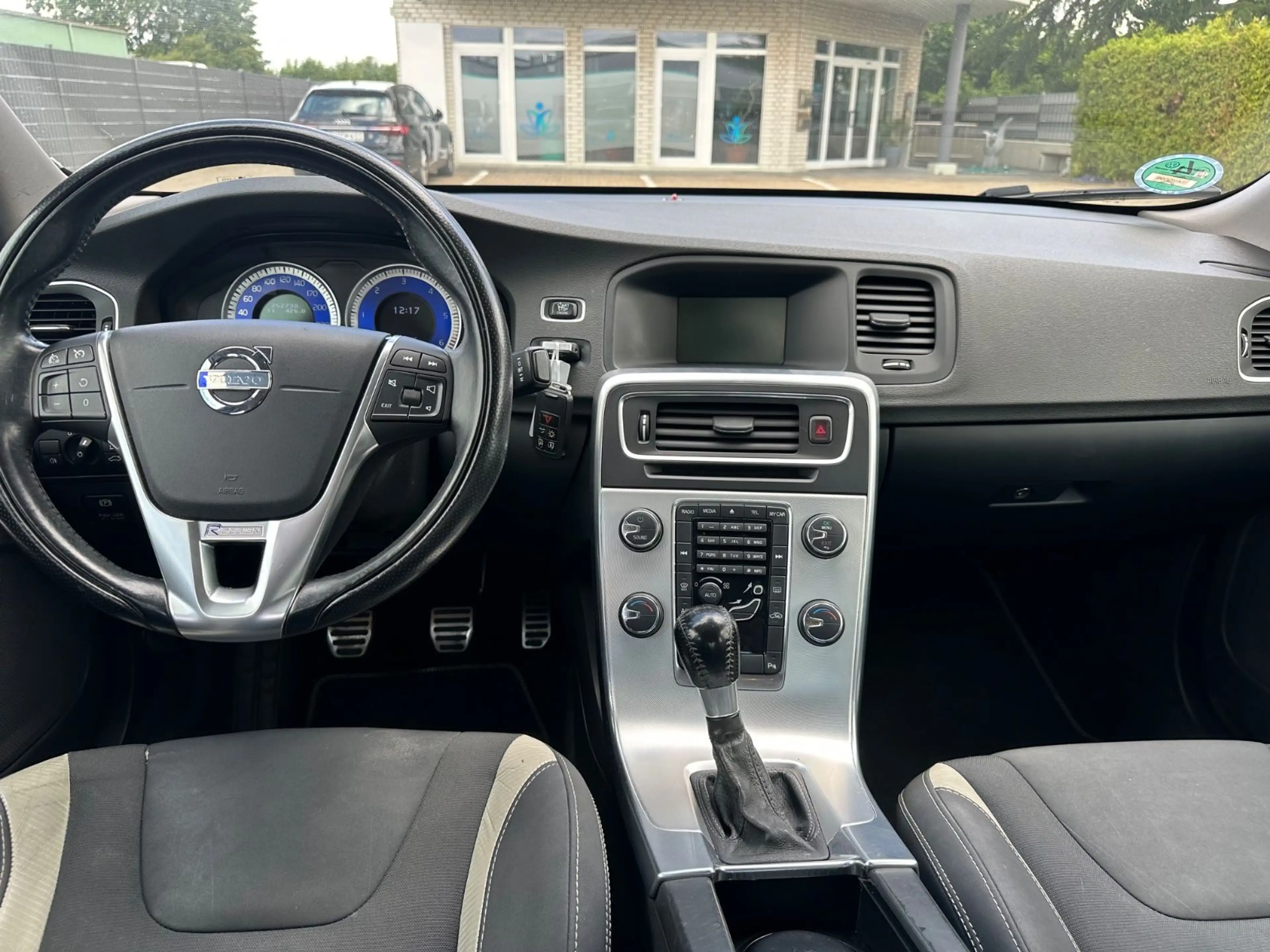 Volvo S60 Lim. R-Design — photo 15