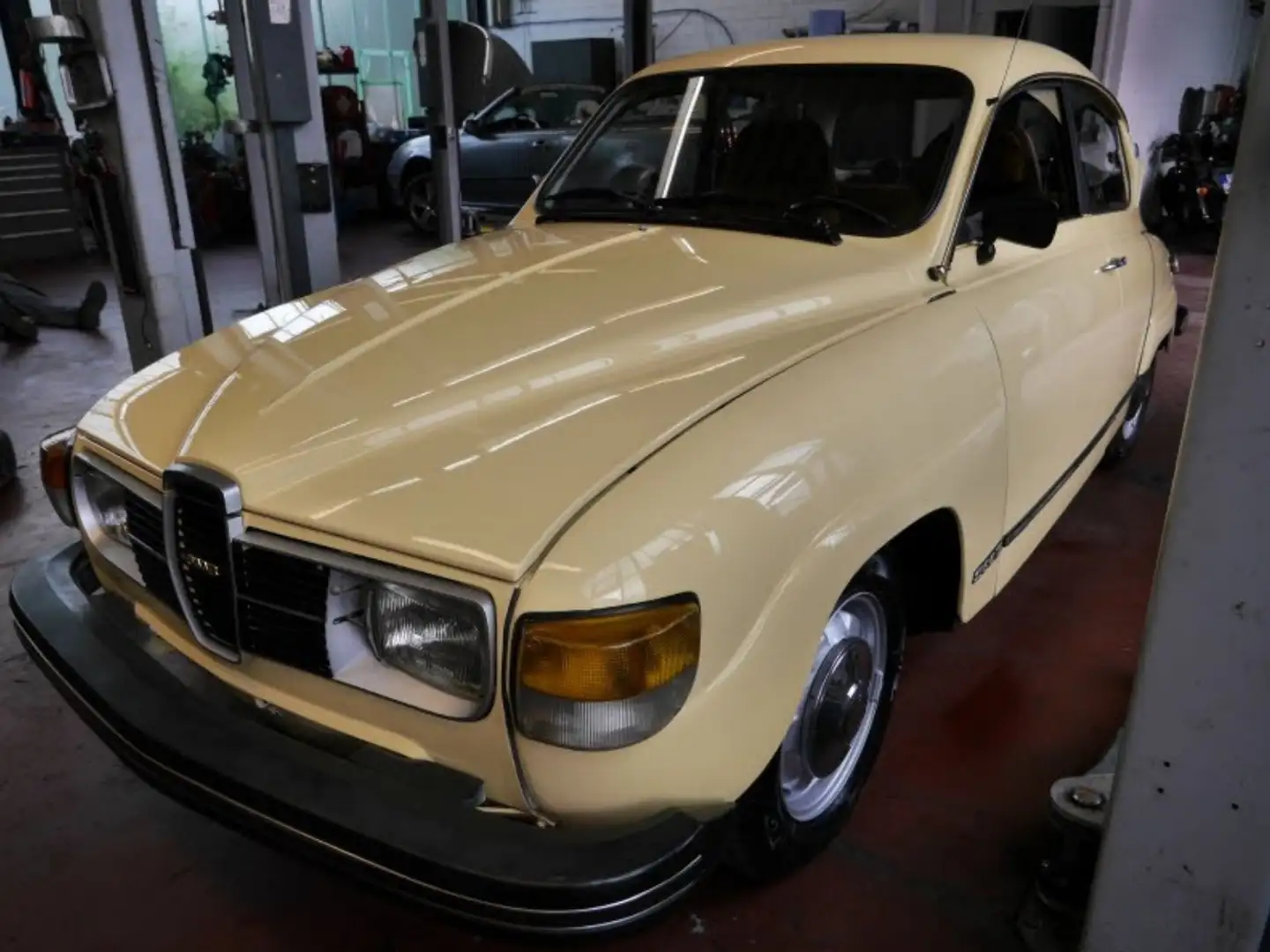 Saab 96 GL V4 Jaune - 1