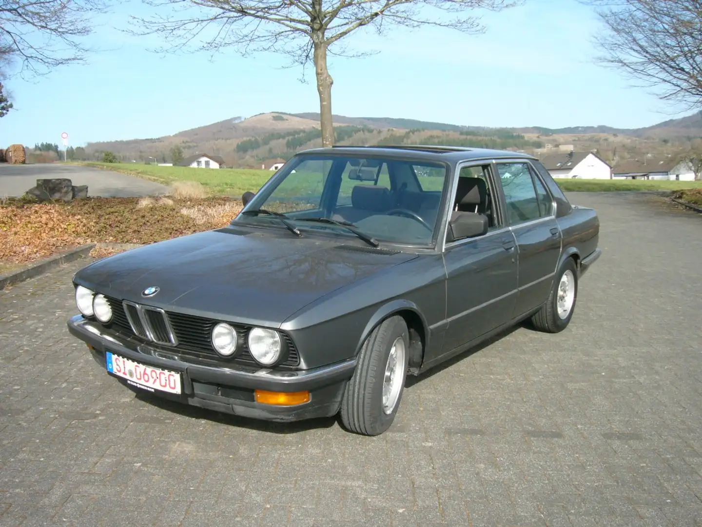 BMW 520 520i E28 delphin-metallic - SSD - TÜV NEU!!! Grau - 1