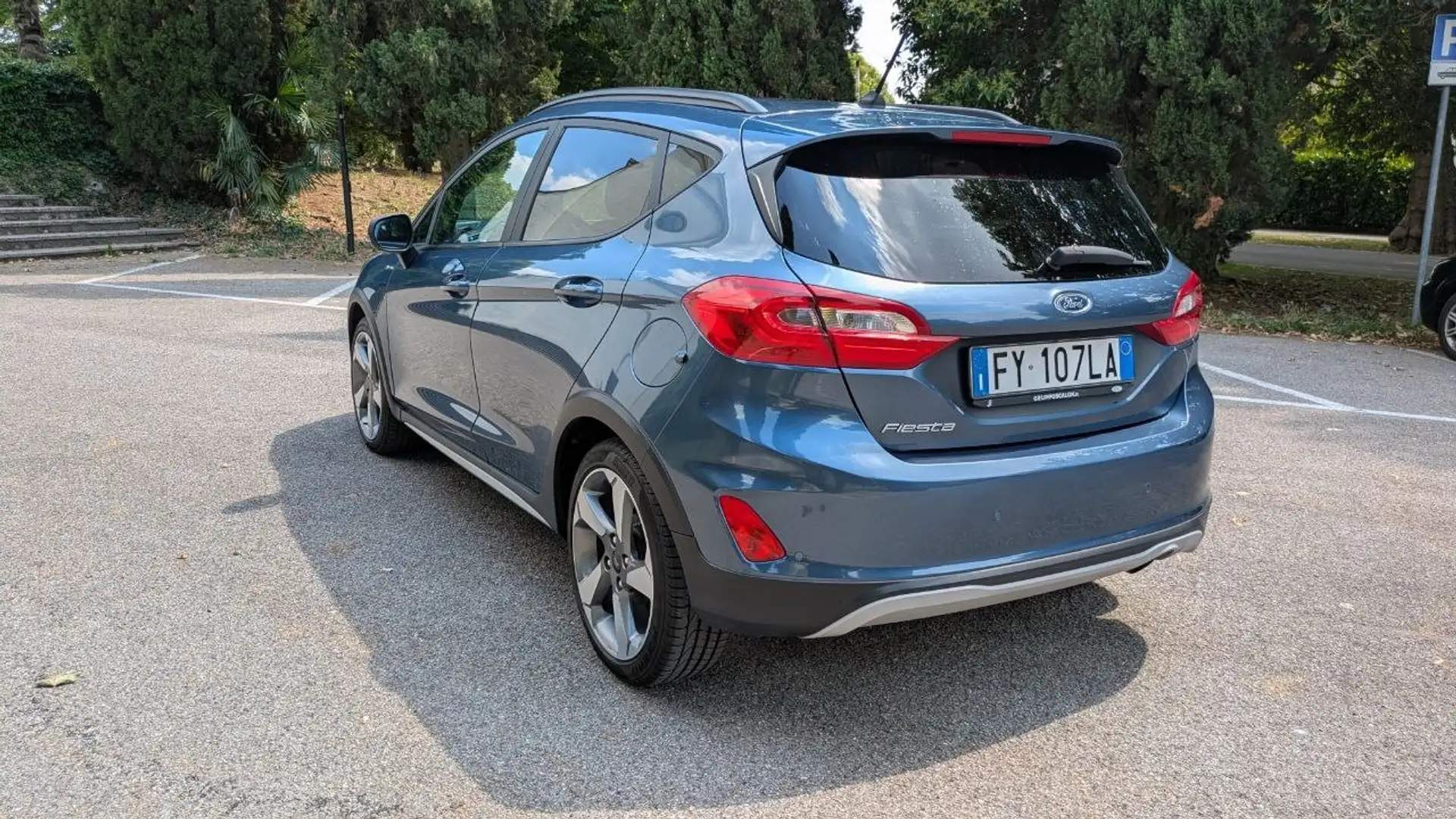 Ford Active Gris - 1