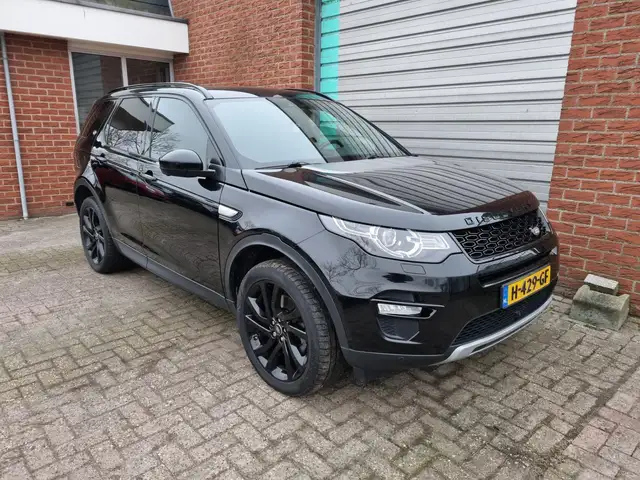 Land Rover Discovery Sport view 3