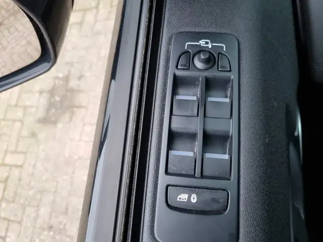 Land Rover Discovery Sport view 13