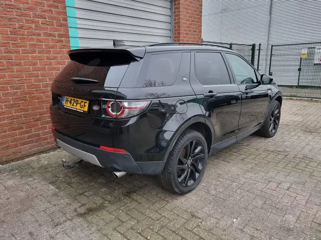 Land Rover Discovery Sport view 5