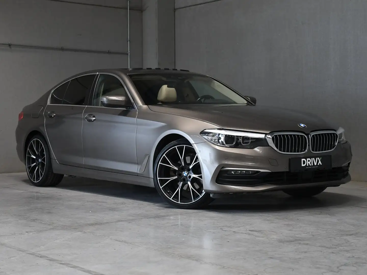 BMW 520 520d Aut. CARPLAY - ACC - HUD - OPEN DAK Bruin - 1