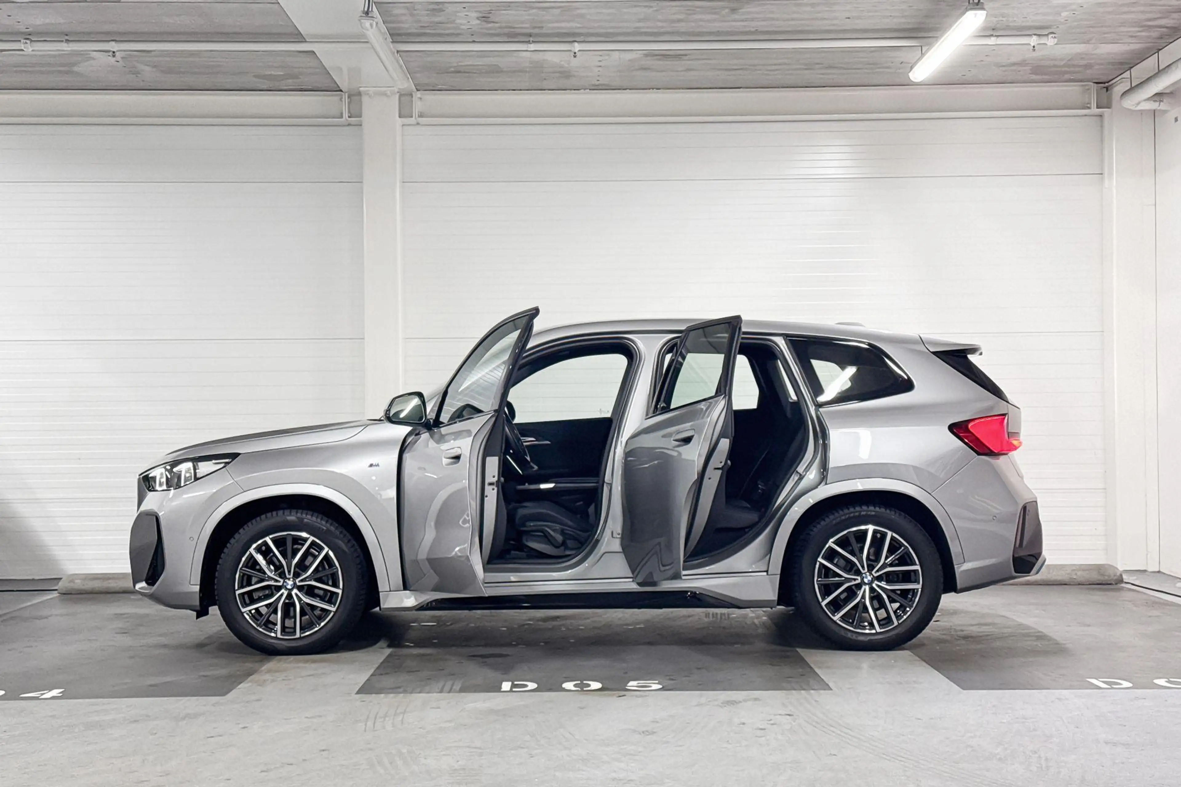 BMW iX1 xDrive30 Launch Edition | M-Sport | Trekhaak | Pre — photo 3