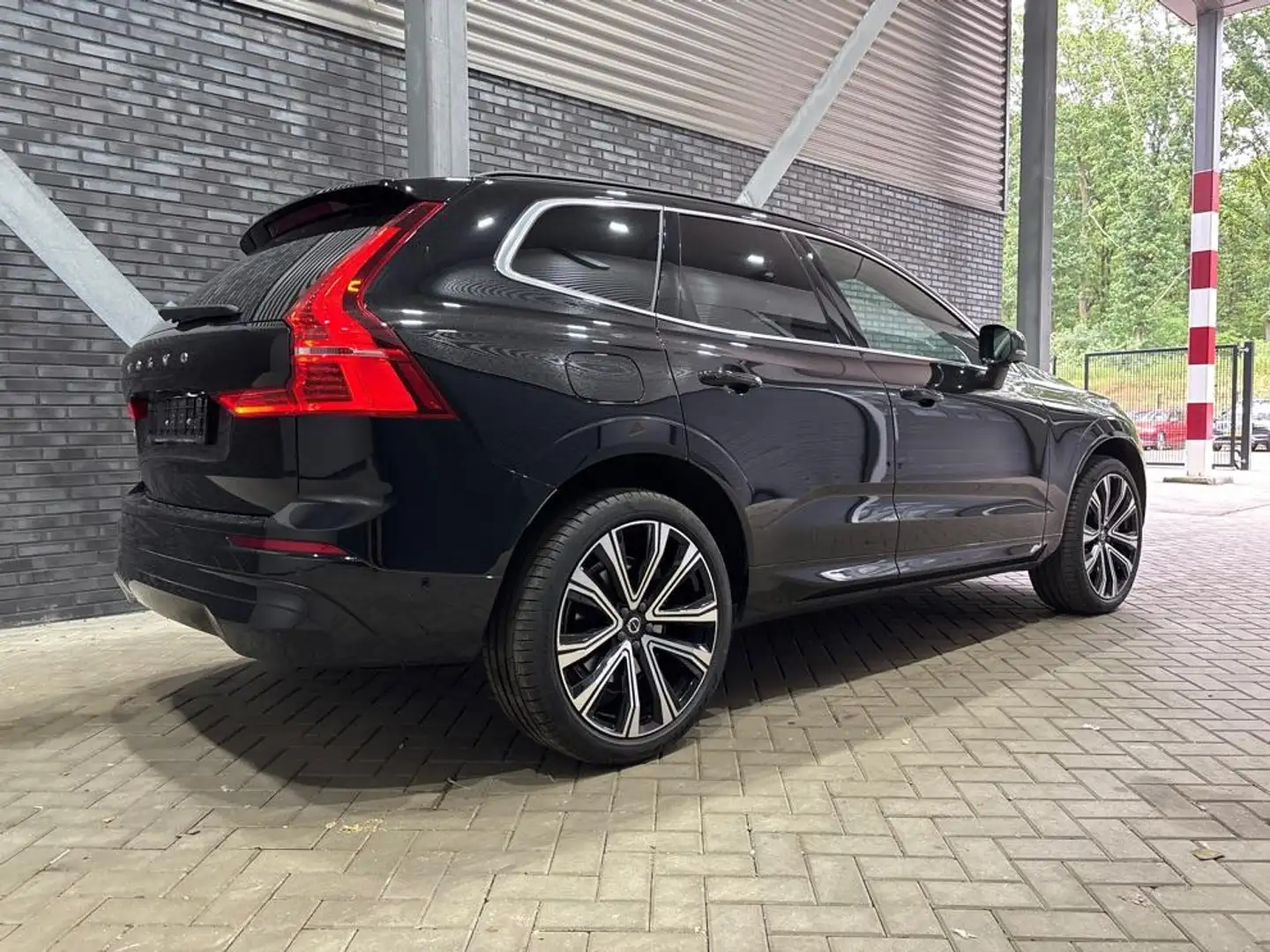 Volvo XC60 B4 Momentum Business | 21 Inch | 360° Camera | Sto Zwart - 2