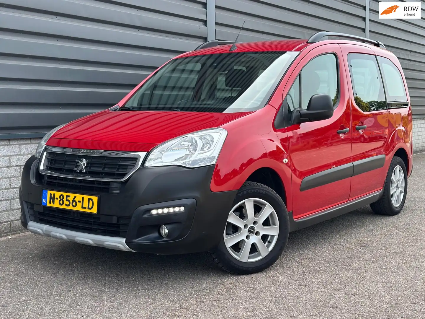 Peugeot Partner Tepee 1.2 PureTech Allure Navi Cruise Trekhaak Rood - 1