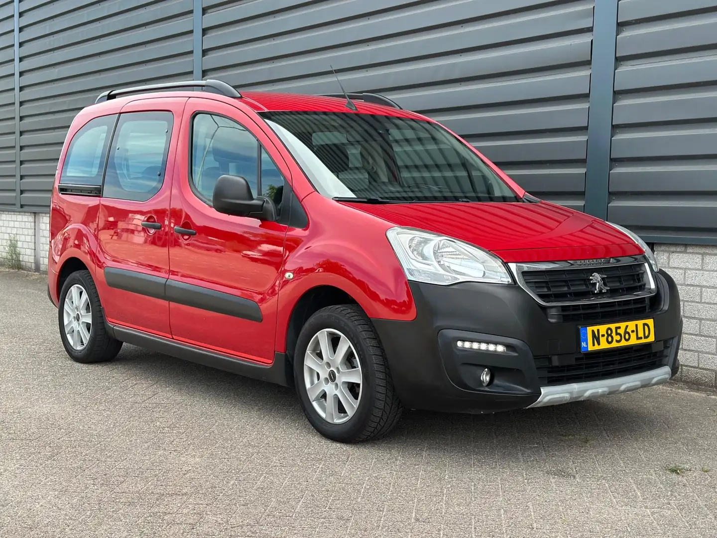Peugeot Partner Tepee 1.2 PureTech Allure Navi Cruise Trekhaak Rood - 2