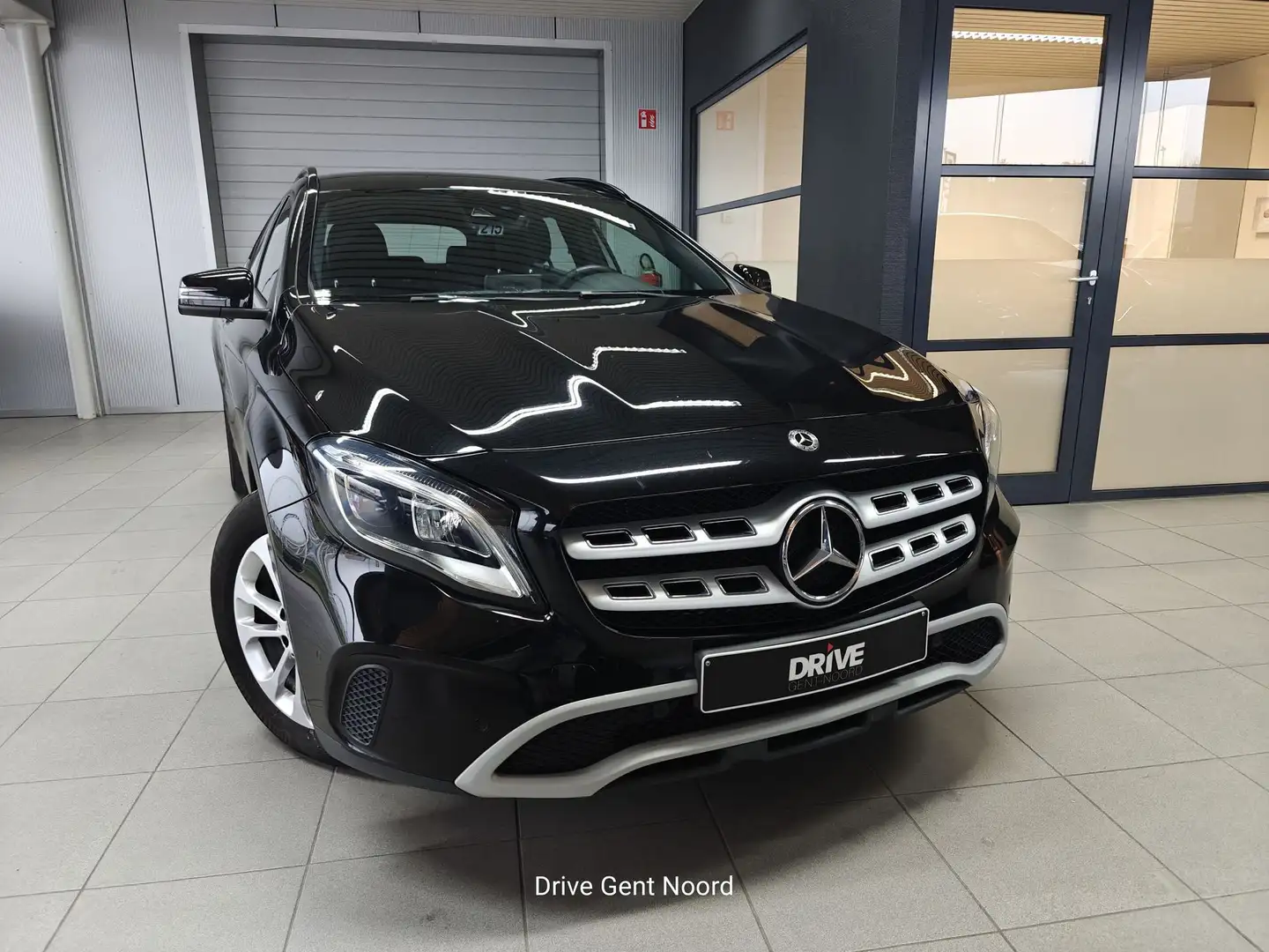 Mercedes-Benz GLA 180 Urban Aut *Verw.zetels/LED/Camera/Keyless/PDC* Schwarz - 2