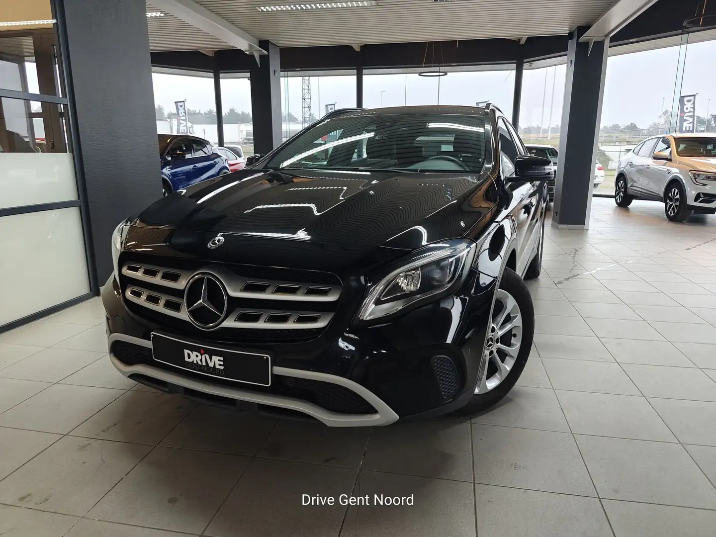 Mercedes-Benz GLA 180 Urban Aut *Verw.zetels/LED/Camera/Keyless/PDC* Schwarz - 1