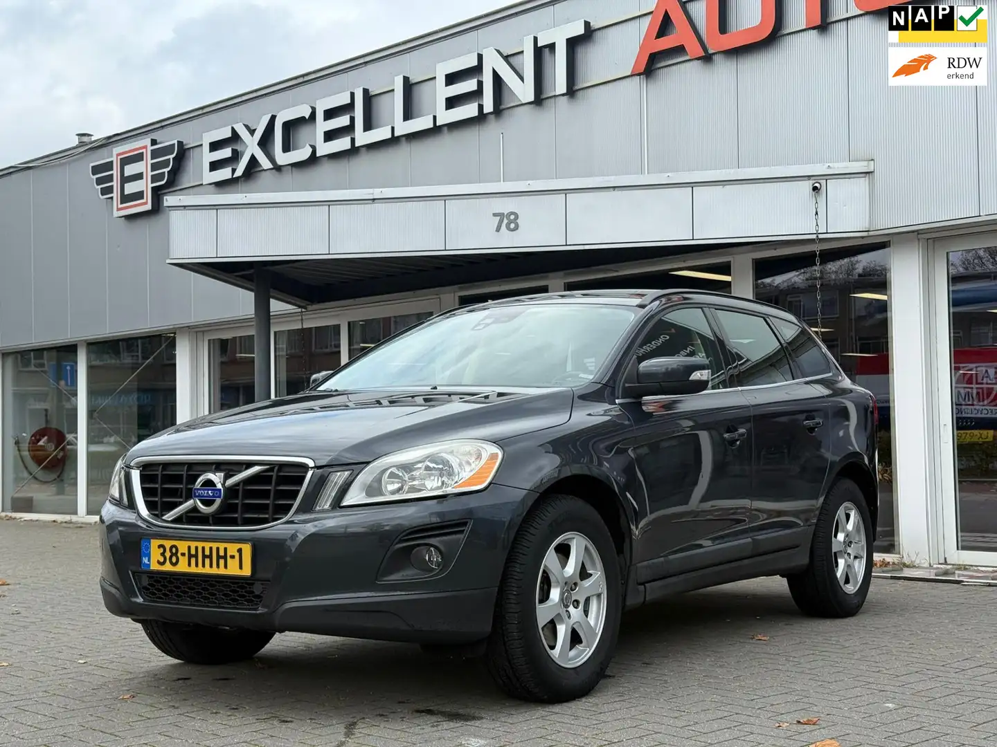 Volvo XC60 2.4 D5 AWD Momentum - Leder Grijs - 1