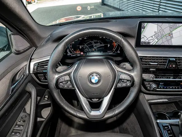 BMW 5 Series view 10