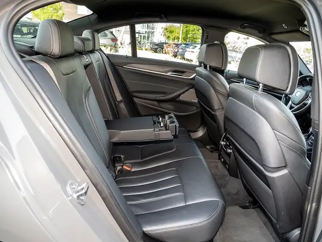 BMW 5 Series view 18