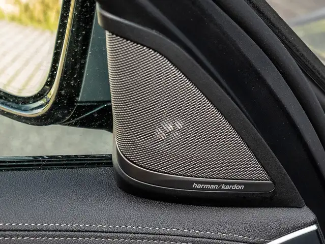 BMW 5 Series view 17