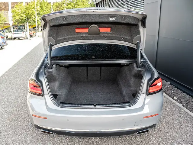 BMW 5 Series view 20
