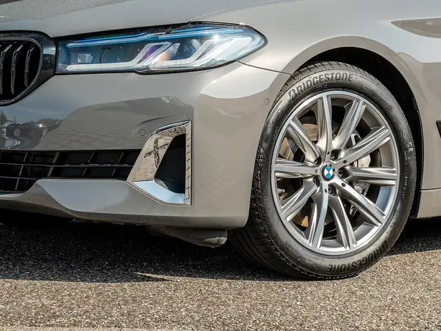 BMW 5 Series view 21