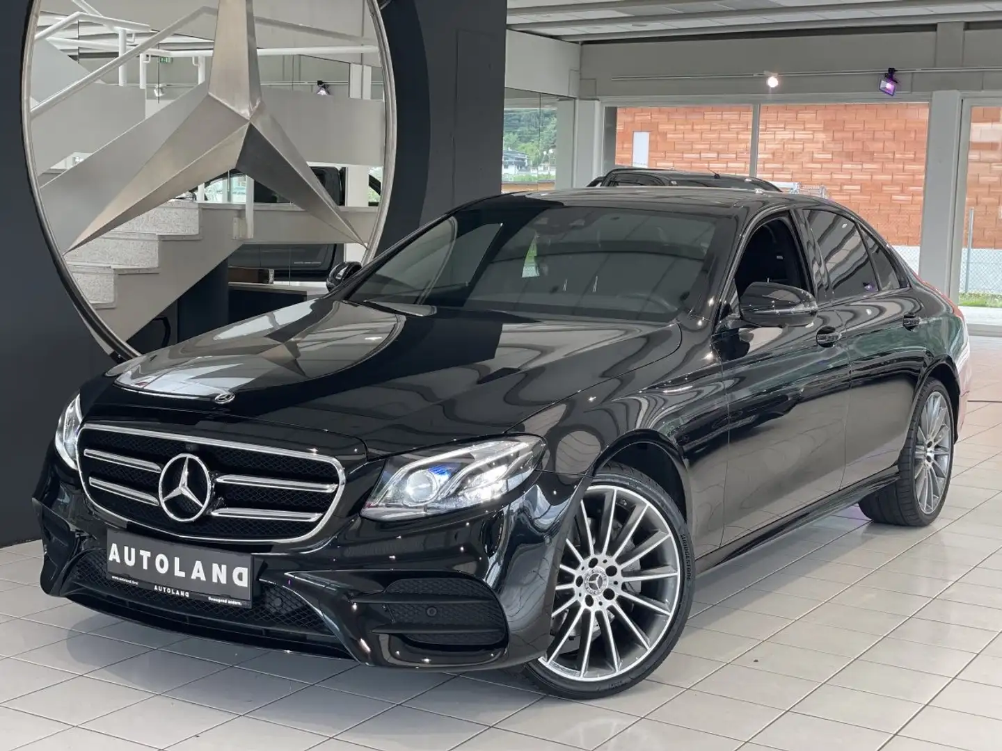Mercedes-Benz E 220 d 4Matic AMG LINE PANORAMADACH Schwarz - 1