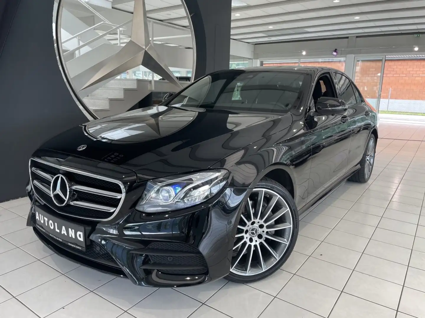 Mercedes-Benz E 220 d 4Matic AMG LINE PANORAMADACH Schwarz - 2