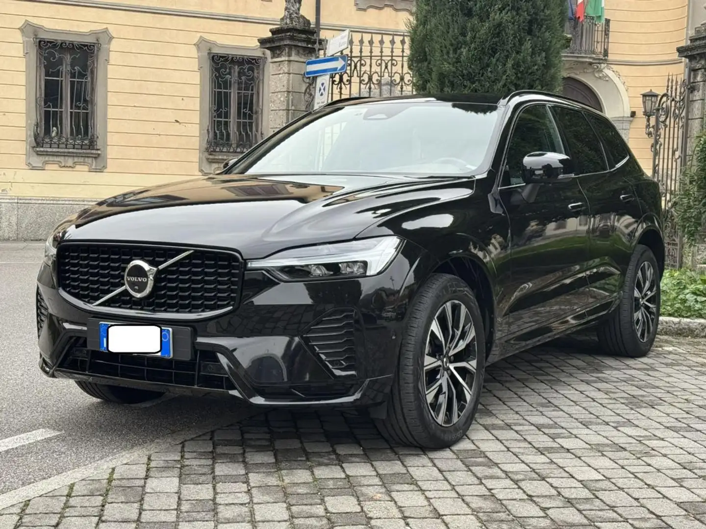 Volvo XC60 B4 (d) AWD automatico Plus Dark Nero - 1