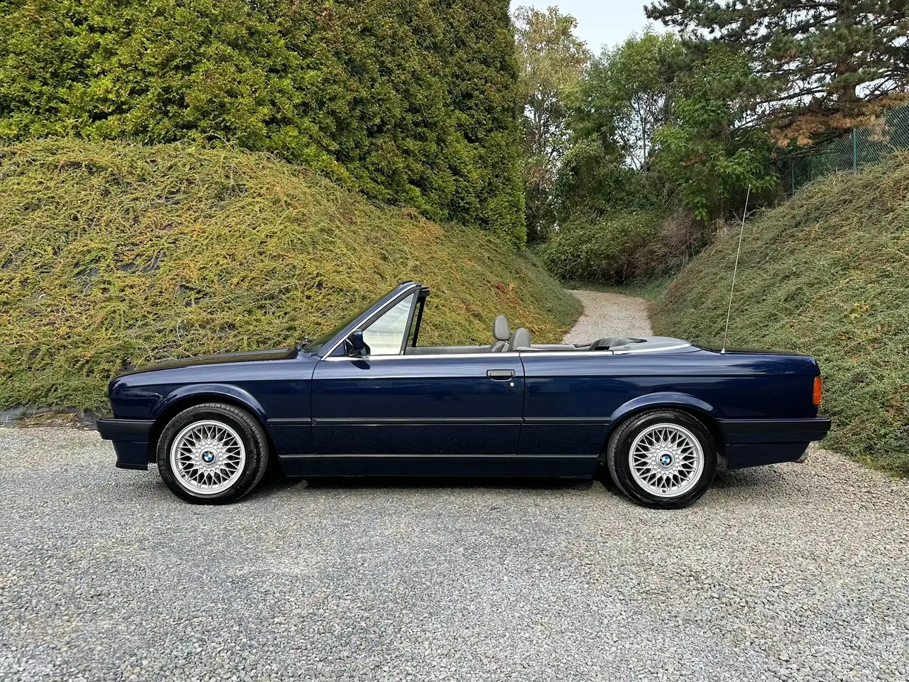 BMW 325 iA E30 Cabriolet /Châssis M-Sport /Intérieur+Volant M-Sport /Jantes 15", foto 2