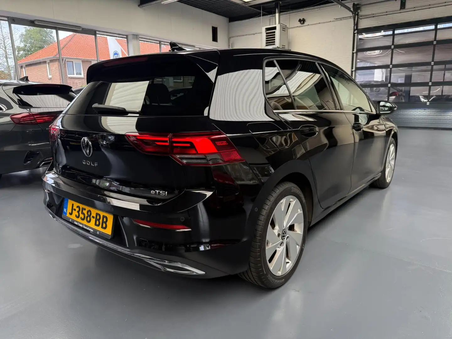 Volkswagen Golf 1.5 eTSI Style |Massagestoelen|Ambient Light| Zwart - 2