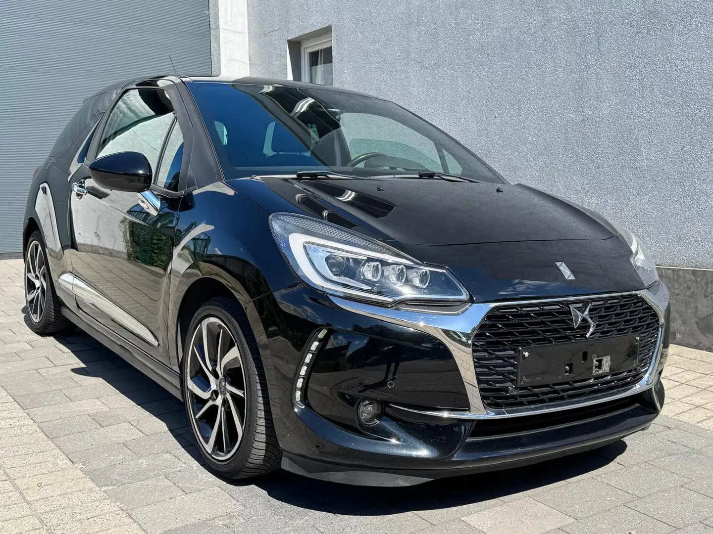 Citroen DS3 DS3 PureTech SportChic 2016 BENZINE 1STE EIGENAAR Zwart - 1