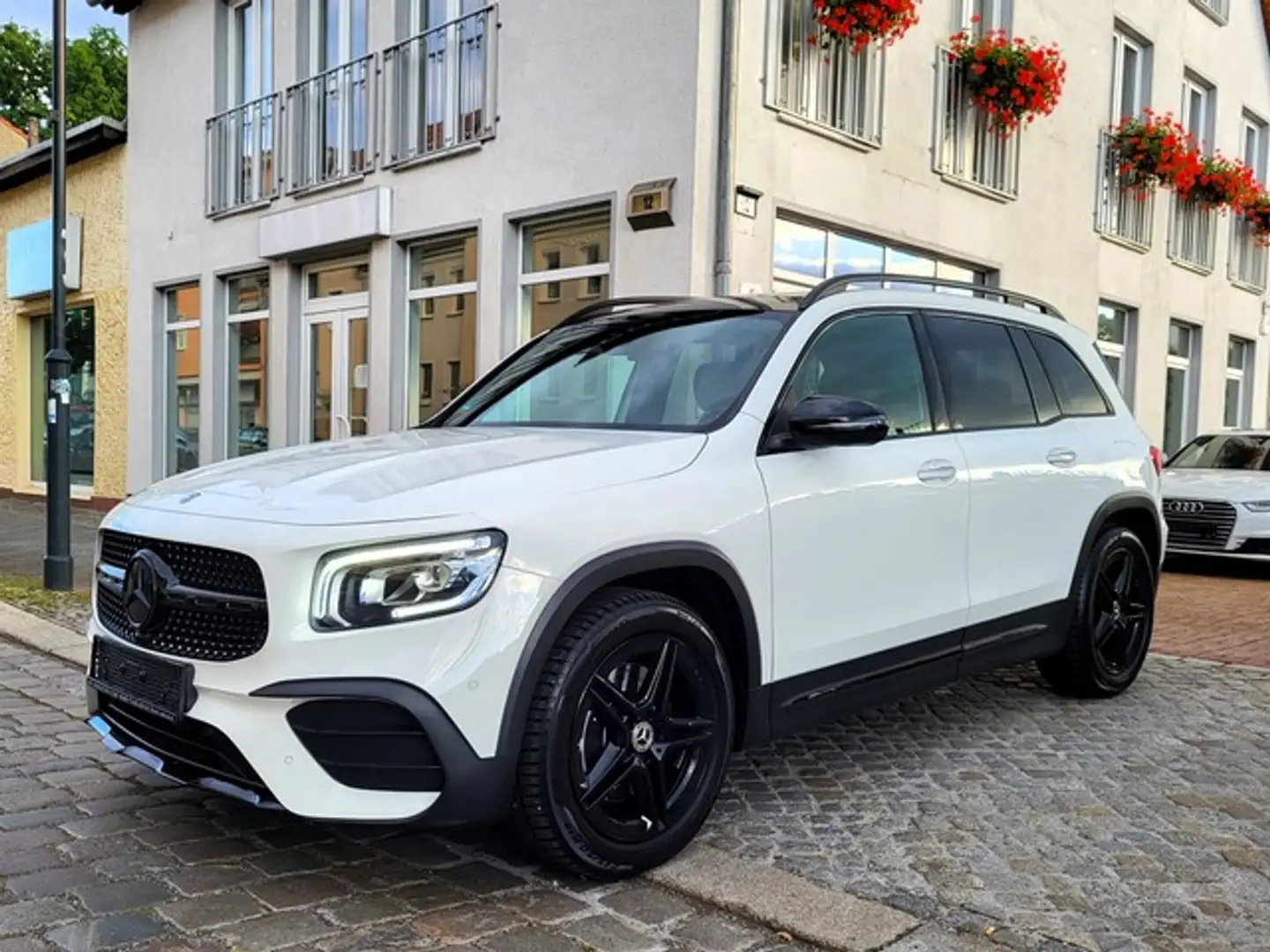 Mercedes-Benz GLB 250 AMG 4M NIGHT PANO SITZHZG MBUX LED Blanco - 1
