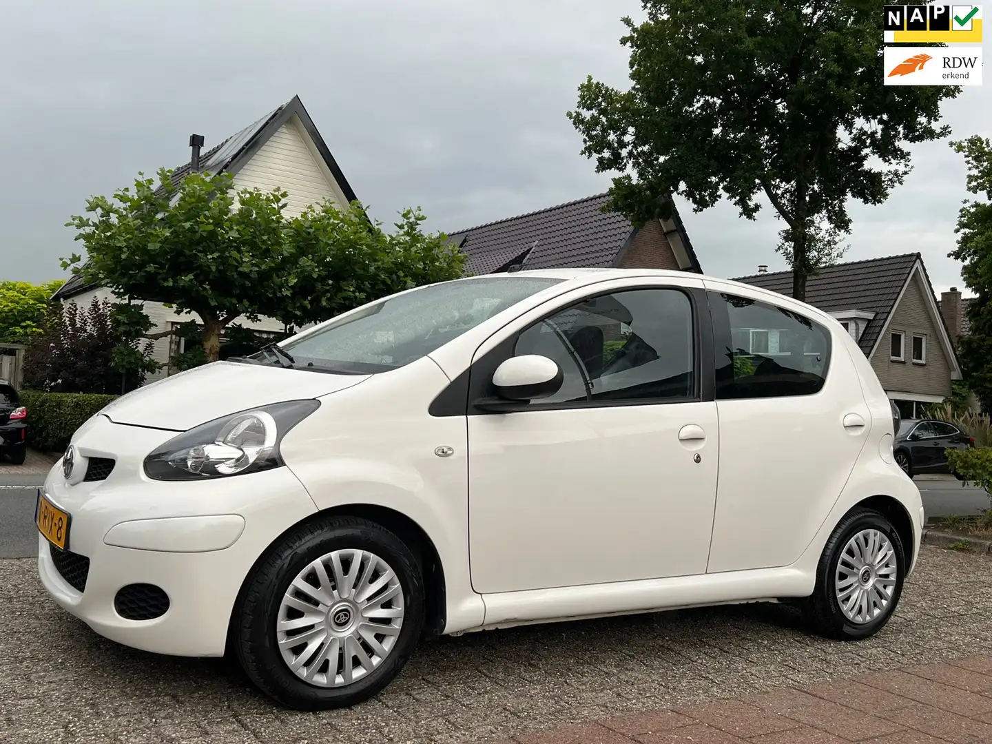 Toyota Aygo 1.0-12V Comfort Navigator Wit - 1