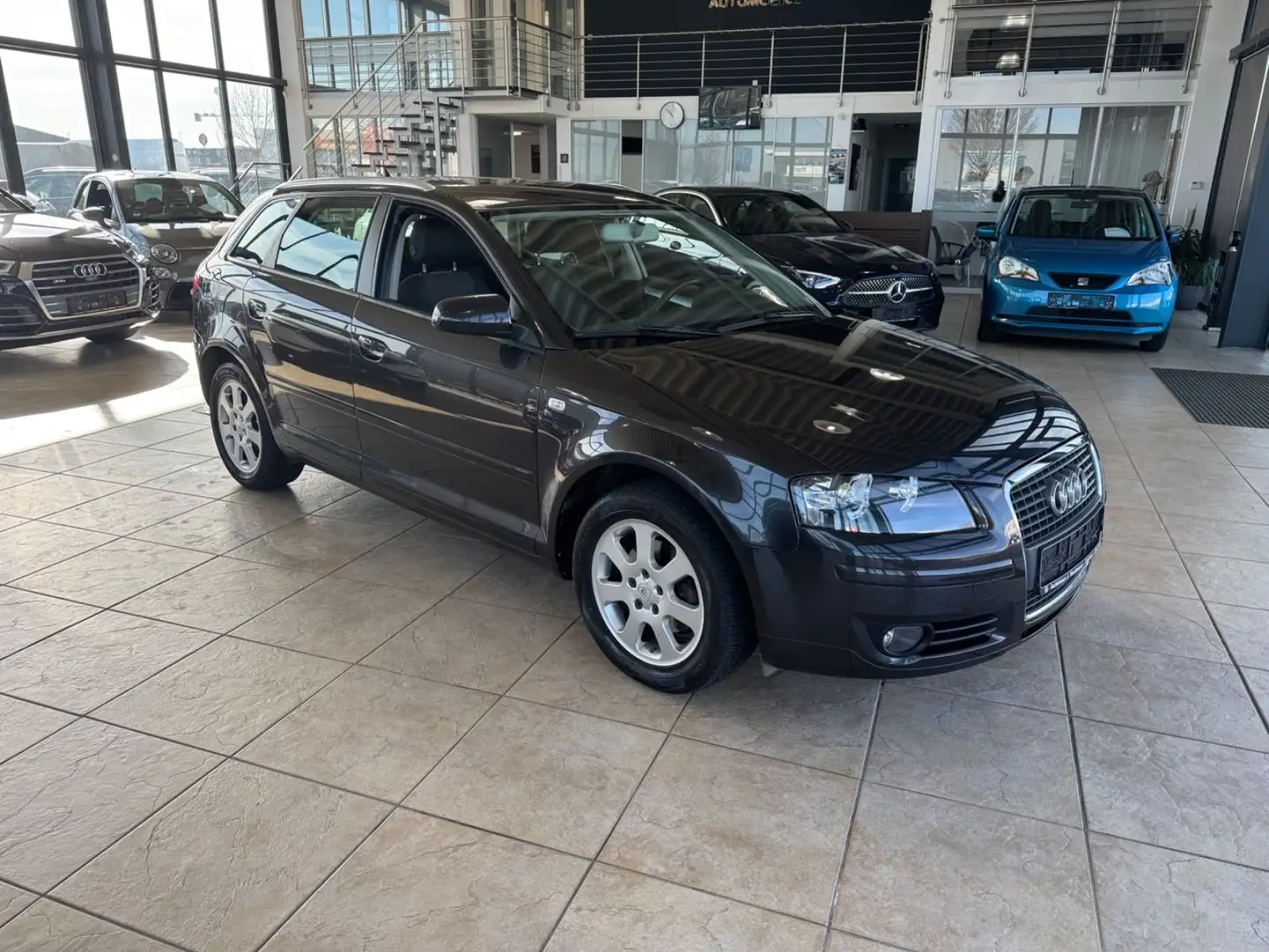 Audi A3 Sportback 1.8 TFSI Attraction Gris - 2