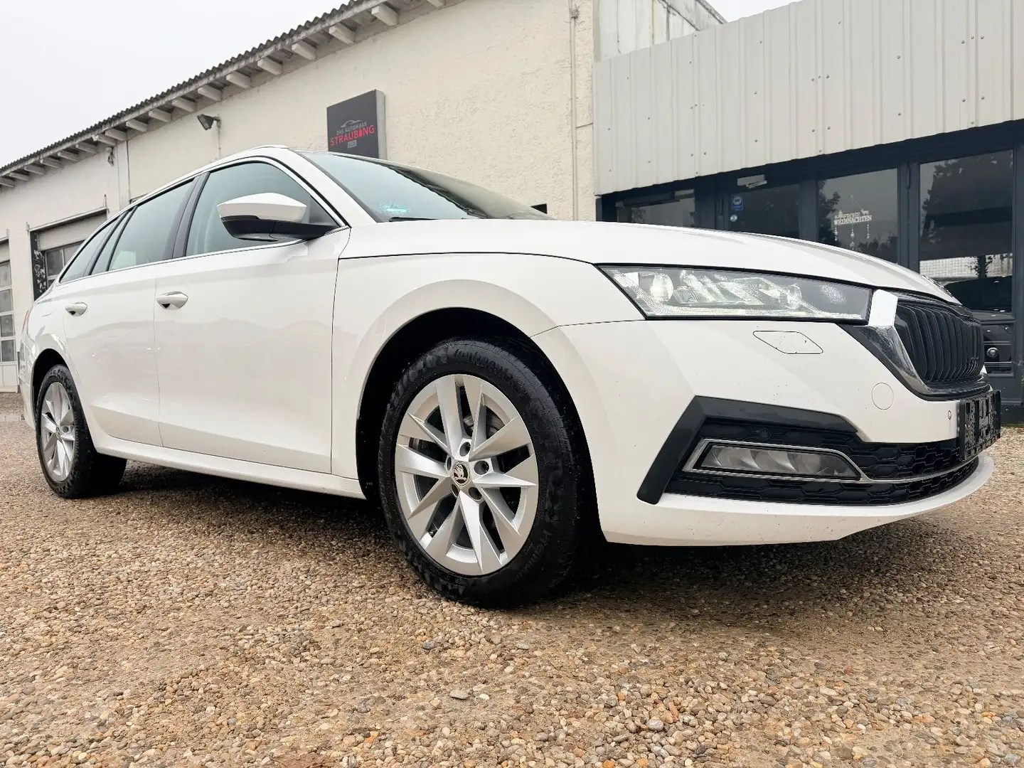 Skoda Octavia Combi 2.0 TDI NEUES MODELL*NAVI*LED*AUTO Weiß - 1