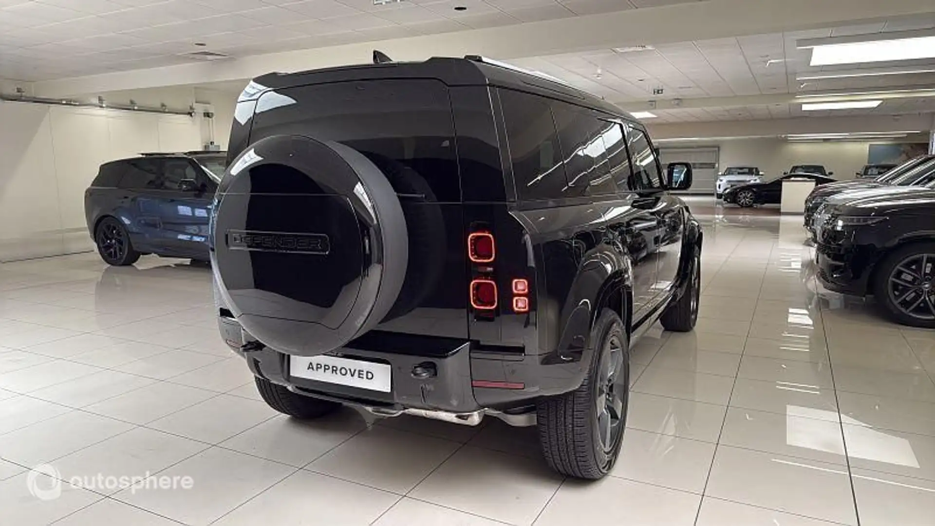 Land Rover Defender 110 2.0 P300e X-Dynamic SE - 2