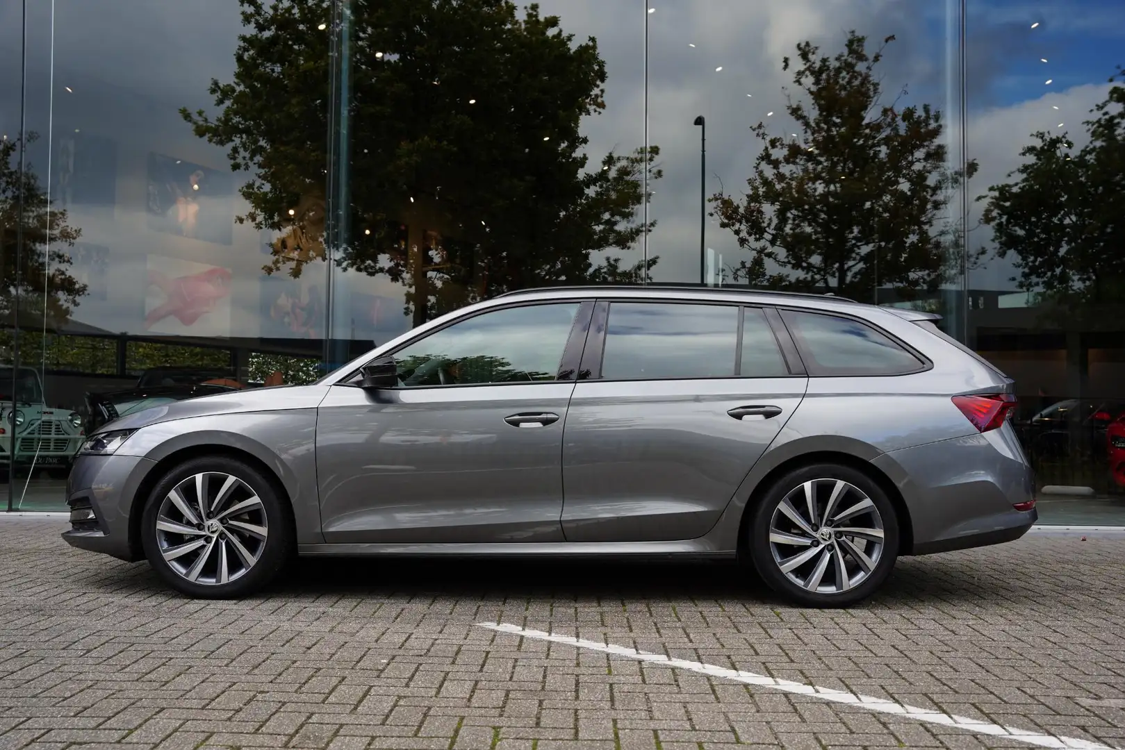 Skoda Octavia Combi 1.0 e-TSI Sport Business Grijs - 2